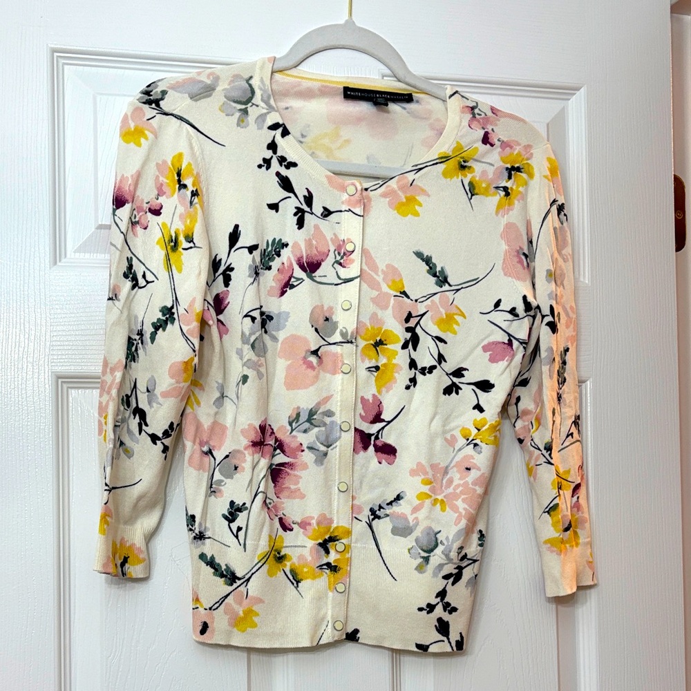 White House Black Market cardigan
Size small
Lightly worn
Buttons